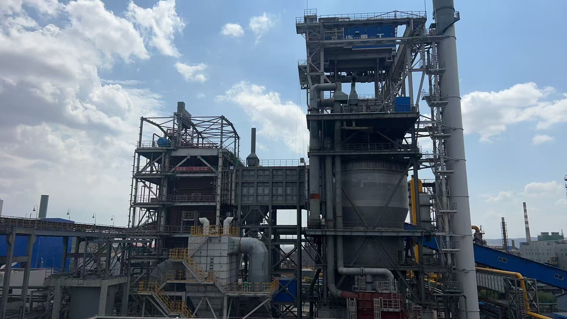 公司承建的乌海榕鑫150t/h干熄焦项目、污水处理项目、贮焦仓项目施工中